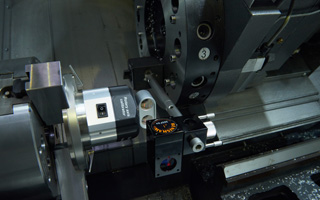 XR20-W 回転軸割り出し角度測定装置による、工作機械のキャリブレーション