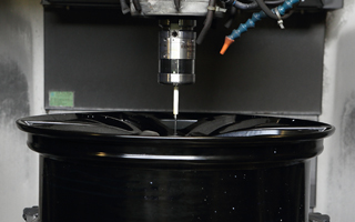 SAI - RMP60 выполняет поточное измерение в производстве обода колеса.